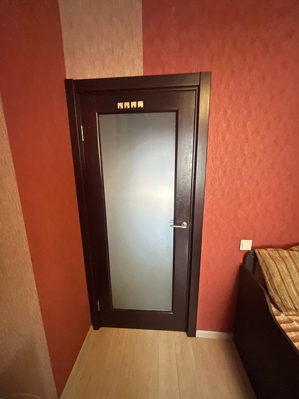 Межкомнатная дверь с матовым стеклом
